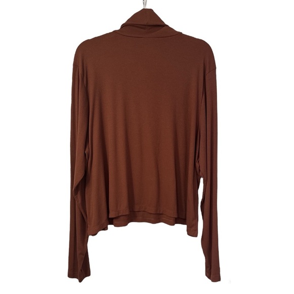 Old Navy UltraLite Performance Cropped Ribbed Turtleneck Top - Picture 6 of 6